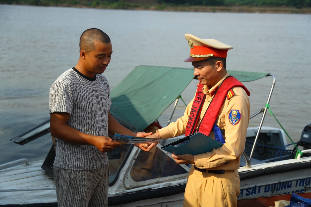 Chặn "điện giật, tận diệt", giữ nguồn cá, giữ mạch sống sông Hồng