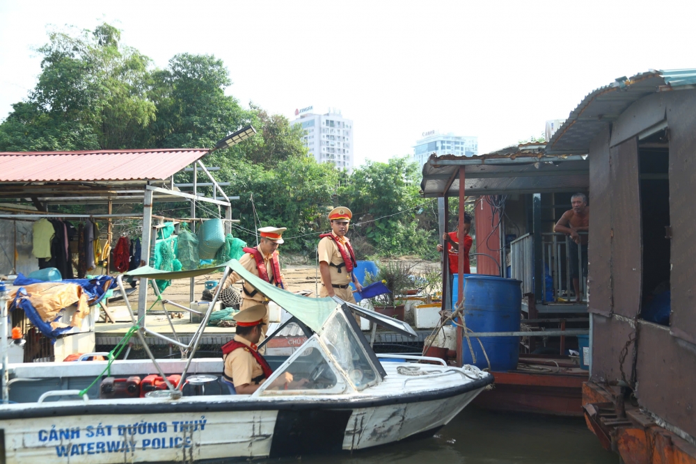 Chặn "điện giật, tận diệt", giữ nguồn cá, giữ mạch sống sông Hồng