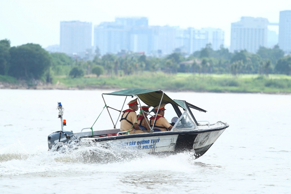 Chặn "điện giật, tận diệt", giữ nguồn cá, giữ mạch sống sông Hồng