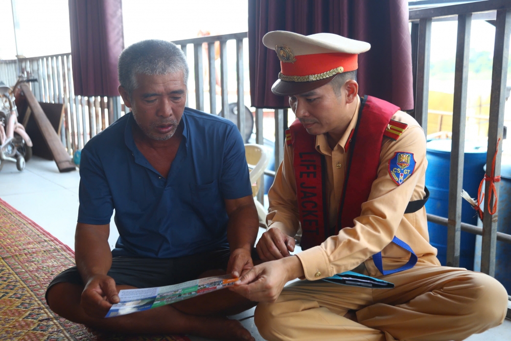 Chặn "điện giật, tận diệt", giữ nguồn cá, giữ mạch sống sông Hồng