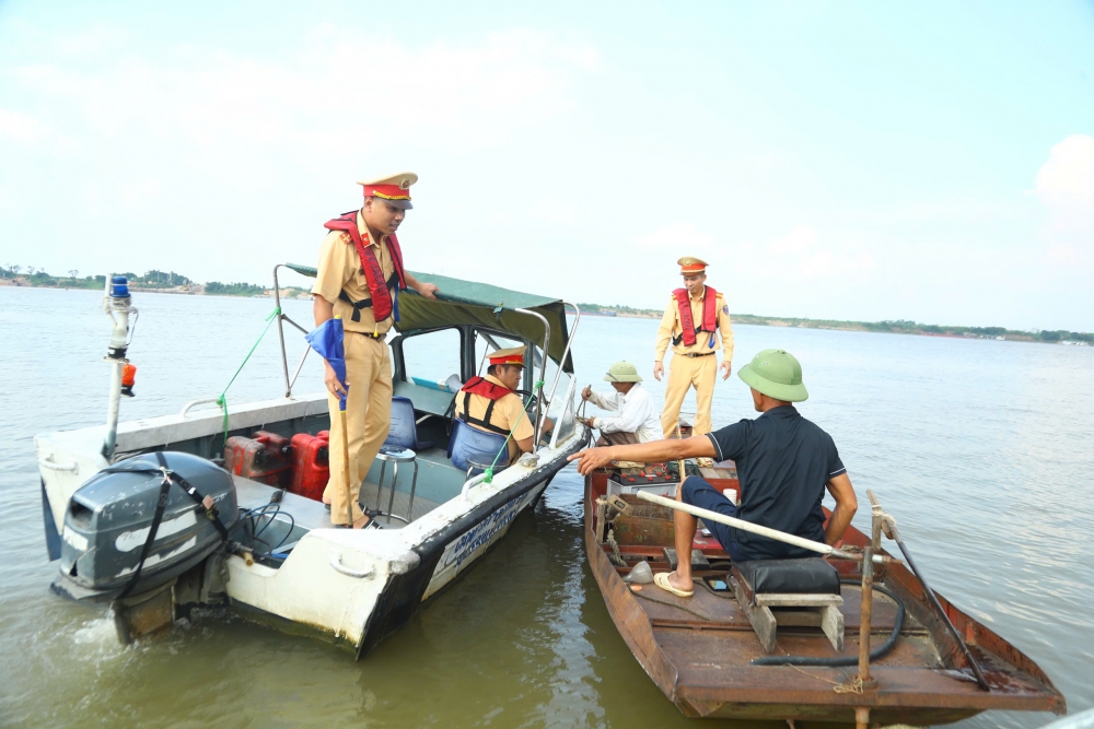 Chặn "điện giật, tận diệt", giữ nguồn cá, giữ mạch sống sông Hồng