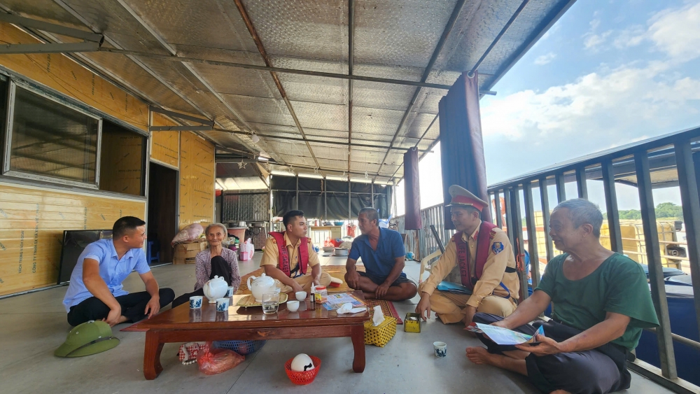 Chặn "điện giật, tận diệt", giữ nguồn cá, giữ mạch sống sông Hồng