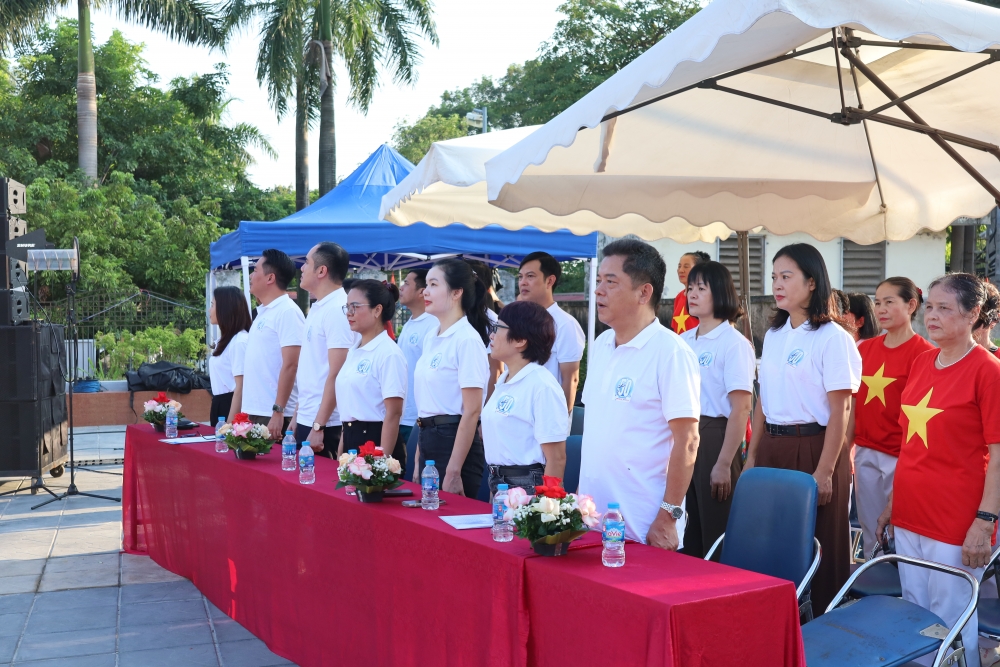 Các đại biểu thực hiện nghi thức chào cờ