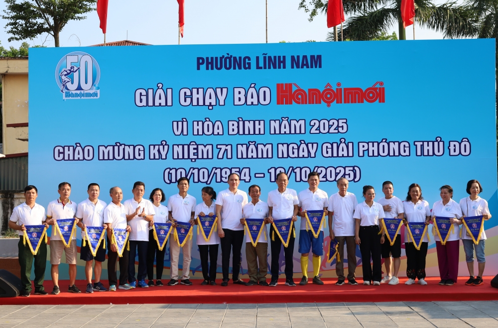 Đại diện Ban Tổ chức trao cờ lưu niệm cho các đội tham gia thuộc khối tổ dân phố