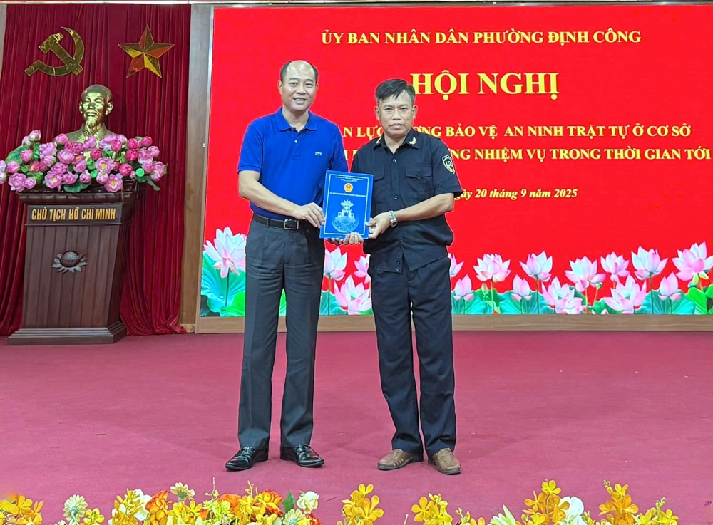 Phường Định Công công bố quyết định tổ chức lại và công nhận Tổ bảo vệ an ninh, trật tự cơ sở