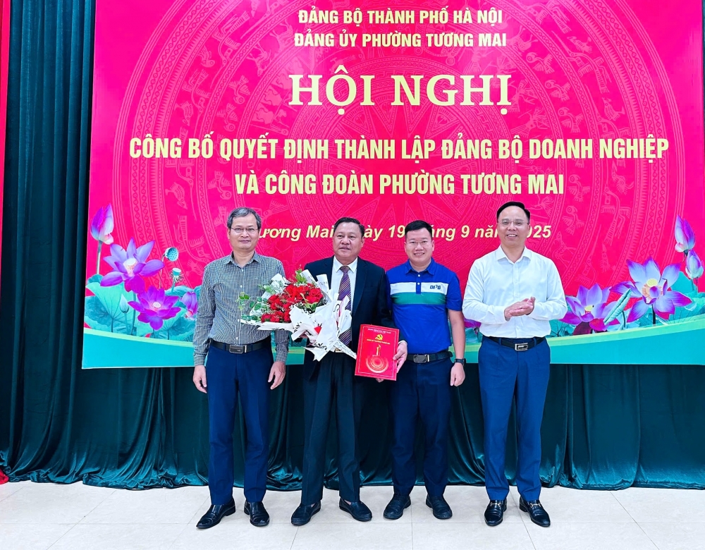 Bí thư Đảng uỷ phường Tương Mai trao quyết định thành lập Đảng bộ doanh nghiệp