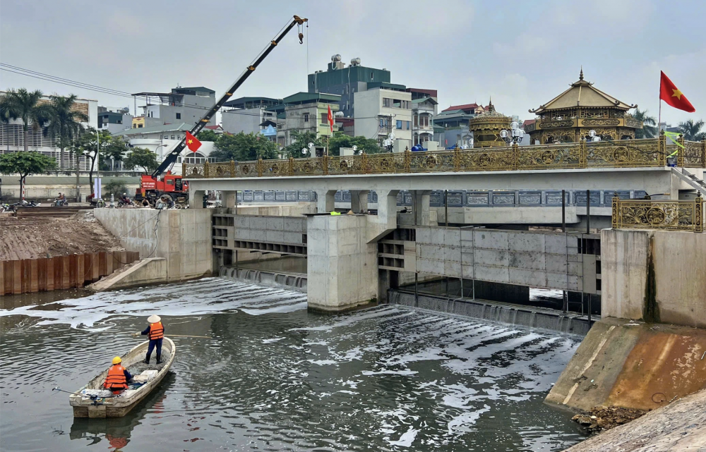 Nước sau xử lý từ Nhà máy xử lý nước thải Yên Xá chảy vào sông Tô Lịch sáng 20.9 ẢNH: NGUYỄN TRƯỜNG Nước sau xử lý từ Nhà máy xử lý nước thải Yên Xá chảy vào sông Tô Lịch sáng 20.9 ẢNH: NGUYỄN TRƯỜNG