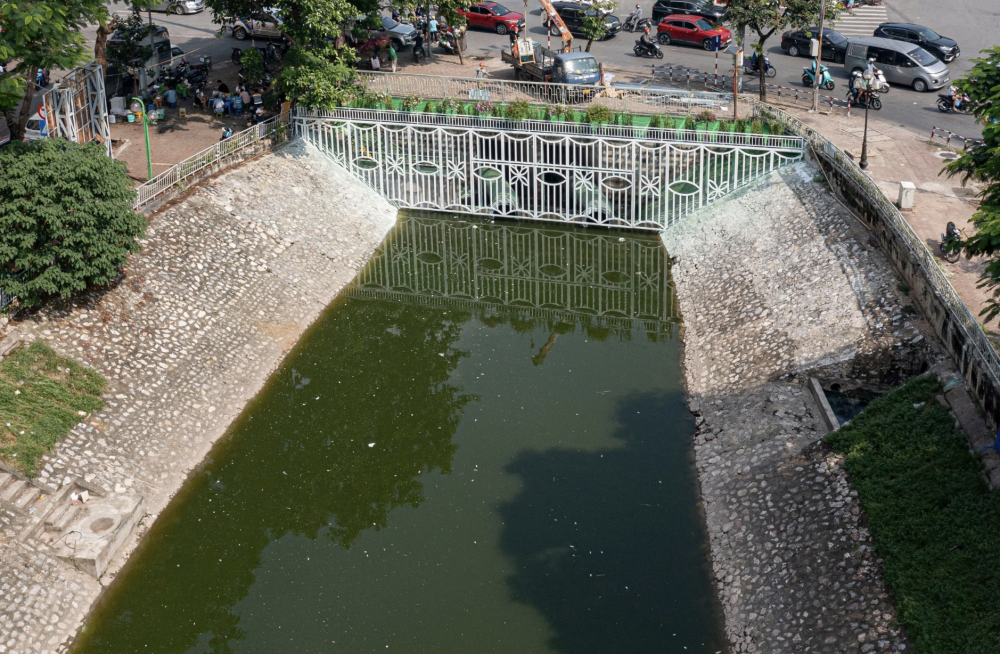 Sông Tô Lịch được bổ cập nước, xanh trở lại – hứa hẹn thành điểm check-in mới của Hà Nội