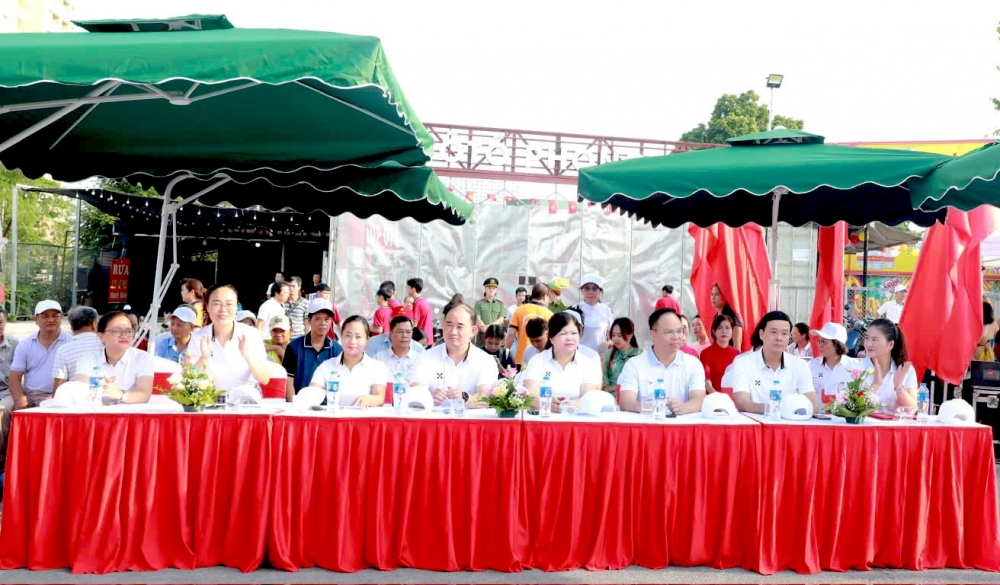 Trên 400 vận động viên tranh tài Giải chạy Báo Hànộimới ở phường Tương Mai