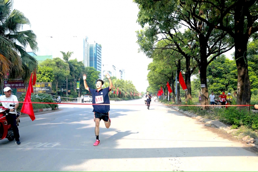 Trên 400 vận động viên tranh tài Giải chạy Báo Hànộimới ở phường Tương Mai