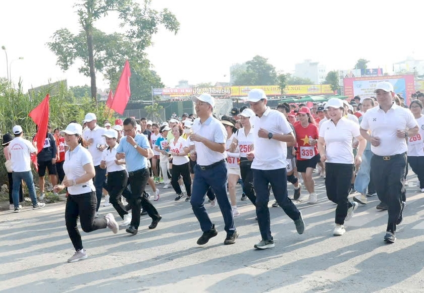Trên 400 vận động viên tranh tài Giải chạy Báo Hànộimới ở phường Tương Mai