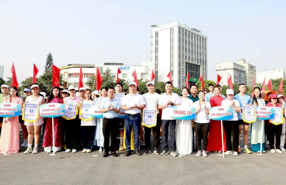 Trên 400 vận động viên tranh tài Giải chạy Báo Hànộimới ở phường Tương Mai