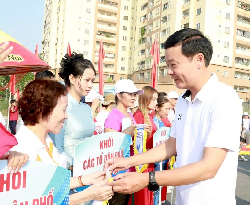 Trên 400 vận động viên tranh tài Giải chạy Báo Hànộimới ở phường Tương Mai