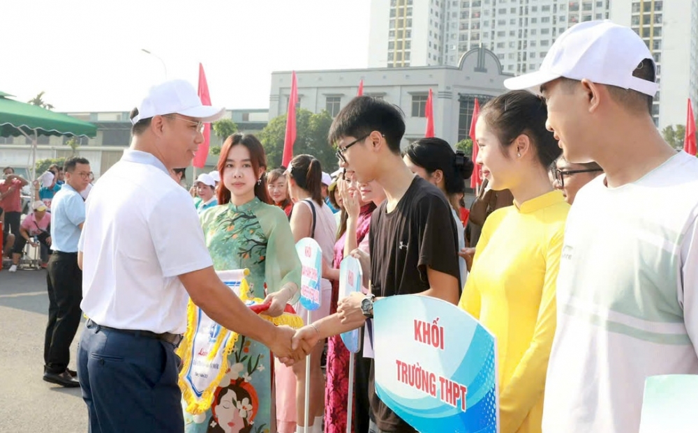 Trên 400 vận động viên tranh tài Giải chạy Báo Hànộimới ở phường Tương Mai