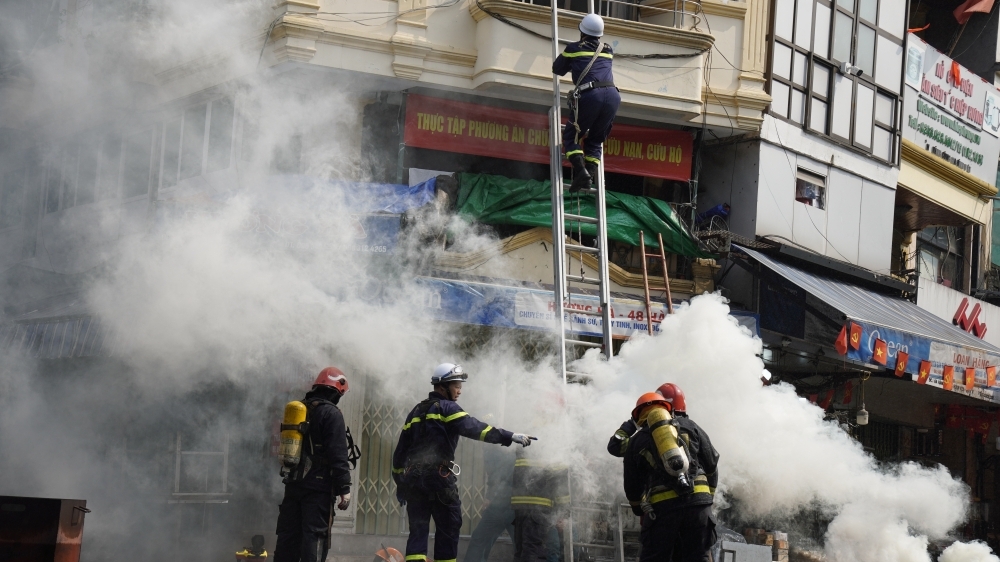 Khi lính cứu hoả thường trực tại phố đi bộ Hoàn Kiếm