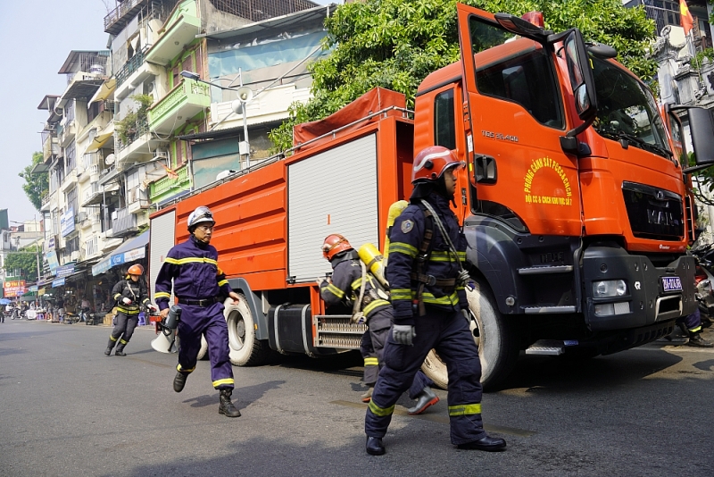 Khi lính cứu hoả thường trực phố đi bộ Hoàn Kiếm