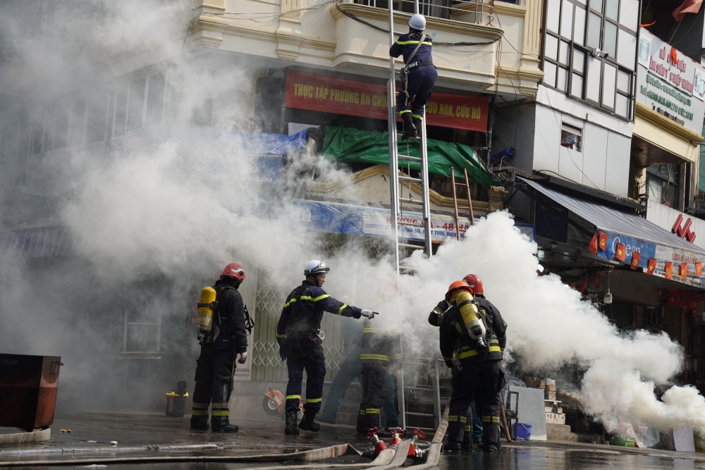 Khi lính cứu hoả thường trực phố đi bộ Hoàn Kiếm