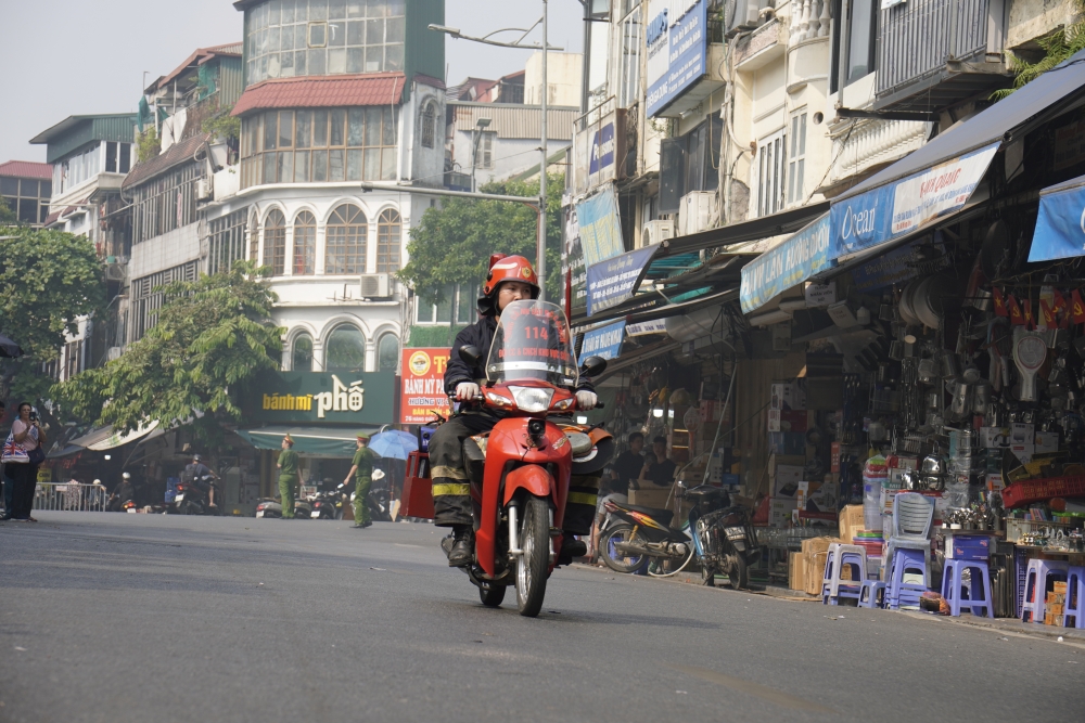 Khi lính cứu hoả thường trực phố đi bộ Hoàn Kiếm