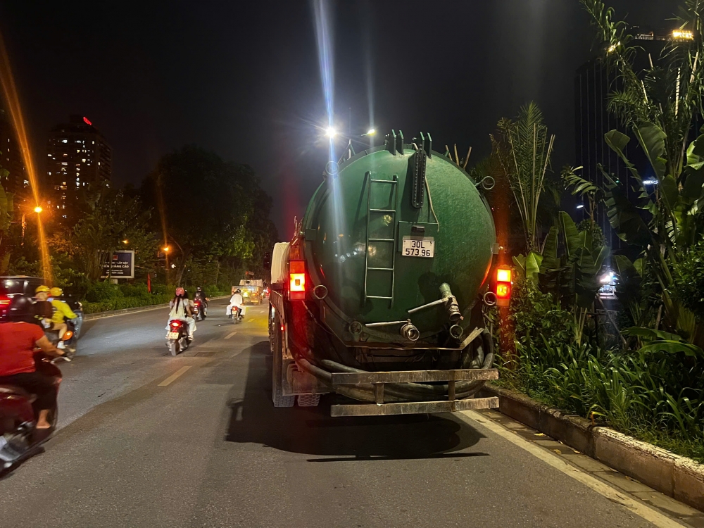 Các đối tượng bị bắt quả tang khi đang có hành vi xả thải Các đối tượng bị bắt quả tang khi đang có hành vi xả thải