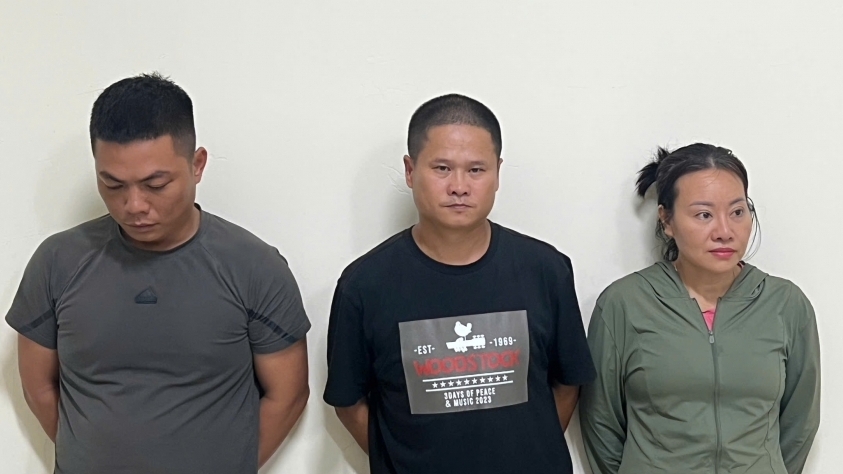 Bắt nhóm đối tượng xả trộm 50m³ chất thải xuống sông Tô Lịch