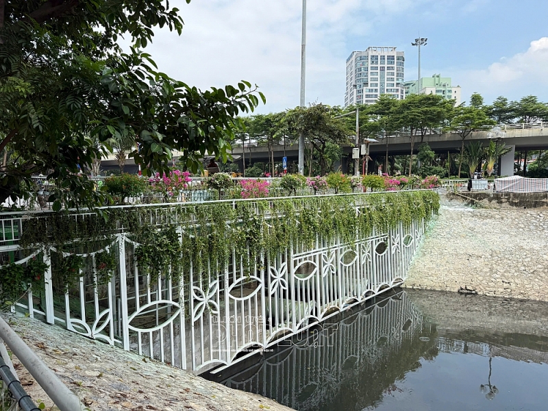 Sông Tô Lịch đổi thay: Trang trí hoa, lắp máy sục khí và chuẩn bị xây công viên nghìn tỷ