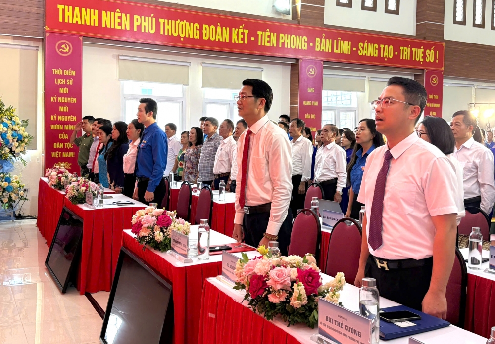 Các đại biểu thực hiện nghi lễ chào cờ