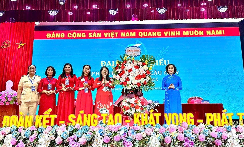 Lãnh đạo Hội LHPN TP Hà Nội phát biểu tại đại hội Lãnh đạo Hội LHPN TP Hà Nội phát biểu tại đại hội