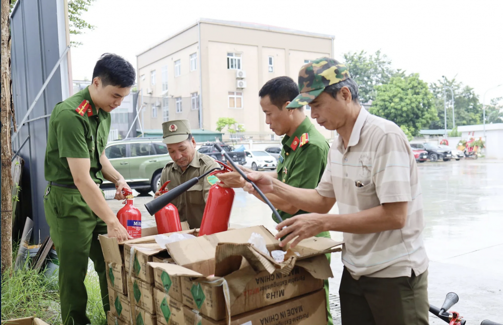 Xuân Đỉnh tập huấn kỹ năng PCCC cho gần 200 lực lượng cơ sở và hộ kinh doanh Xuân Đỉnh tập huấn kỹ năng PCCC cho gần 200 lực lượng cơ sở và hộ kinh doanh