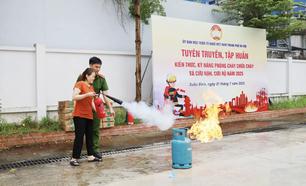 Xuân Đỉnh tập huấn kỹ năng PCCC cho gần 200 lực lượng cơ sở và hộ kinh doanh Xuân Đỉnh tập huấn kỹ năng PCCC cho gần 200 lực lượng cơ sở và hộ kinh doanh