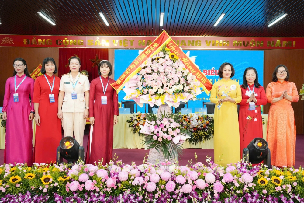 Lãnh đạo Hội LHPN TP Hà Nội tặng hoa chúc mừng đại hội
