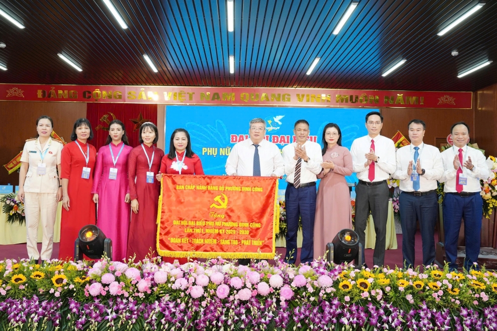 Lãnh đạo phường tặng bức chướng cho đại hội