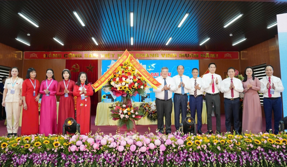 Lãnh đạo phường Định Công tặng hoa chúc mừng đại hội