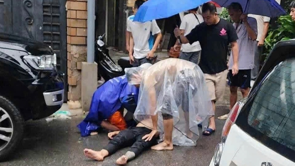 Làm rõ nguyên nhân 2 người tử vong giữa mưa lớn ở Hà Nội
