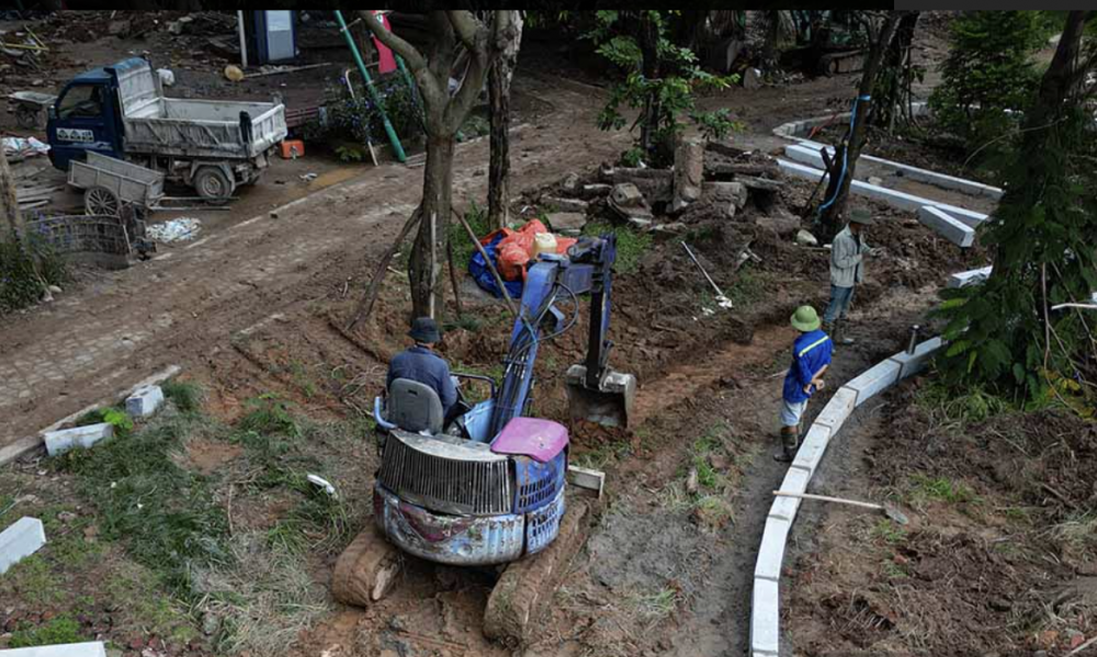 Công nhân hối hả hoàn thiện phần việc