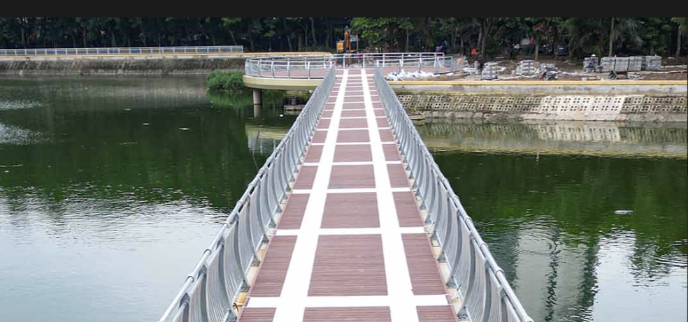 Cầu bắc qua hồ điều hoà đã hoàn thành