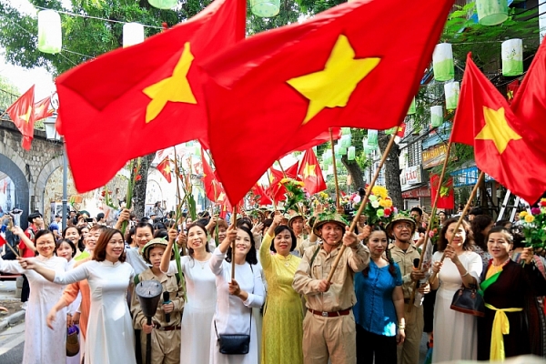 ha noi ruc ro co hoa ngay giai phong ca nuoc se duoc nghi 5 ngay tet nguyen dan 2020