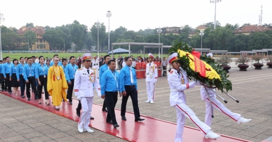 Đại biểu thanh niên Thủ đô tại Đại hội Hội LHTN báo công dâng Bác