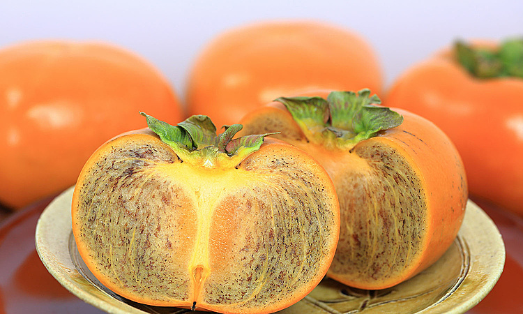 Hồng đen Nhật giá hơn nửa triệu đồng một kg