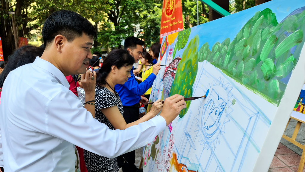 Cá đại biểu cùng vẽ bức tranh khổ lớn chào mừng kỷ niệm 1010 năm Thăng Long – Hà Nội và Đại hội đại biểu Đảng bộ thành phố Hà Nội lần thứ XVII, nhiệm kỳ 2020 - 2025