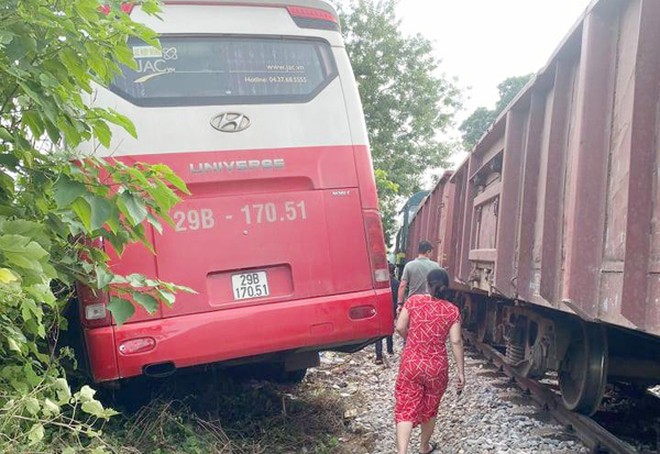 Cơ quan điều tra nêu quan điểm về vụ xe chở học sinh bị tàu hỏa húc văng tại Hà Nội ảnh 2