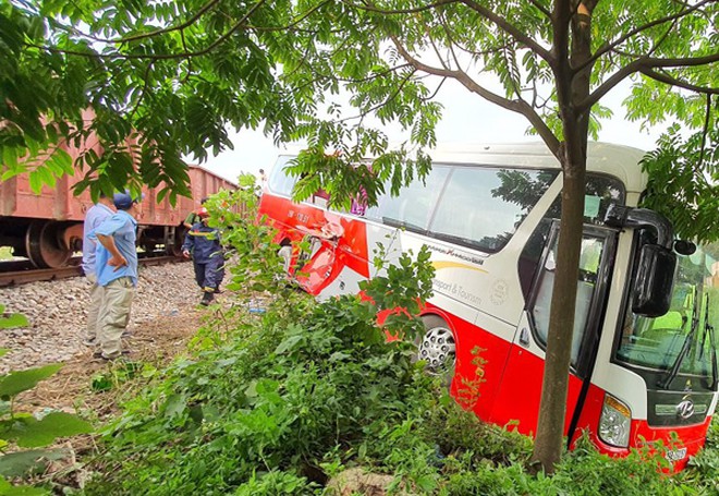 Cơ quan điều tra nêu quan điểm về vụ xe chở học sinh bị tàu hỏa húc văng tại Hà Nội ảnh 3