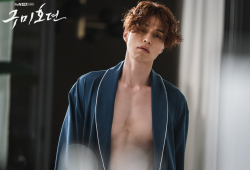 Hình ảnh ma mị của Lee Dong Wook trong phim “Bạn trai tôi là hồ ly”