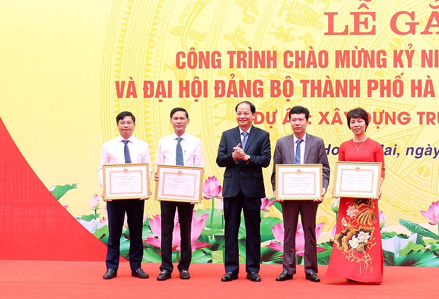 Phó Chủ tịch UBND thành phố Nguyễn Doãn Toản trao Bằng khen cho các tập thể, cá nhân