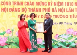 Gắn biển công trình chào mừng Đại hội đại biểu lần thứ XVII Đảng bộ TP Hà Nội cho trường Tiểu học Thanh Trì