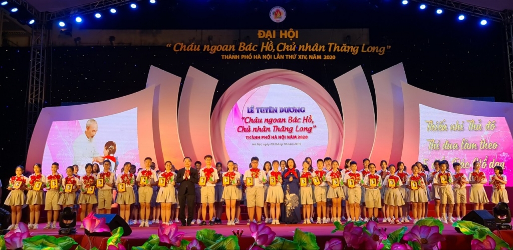 Đồng chí CHu Ngọc Anh, Chu Ngọc Anh Ủy viên Ban Chấp hành Trung ương Đảng, Chủ tịch thành phố Hà Nội và đồng chí  Nguyễn Thị Tuyến trao thưởng cho các đại biểu cháu ngoan Bác Hồ