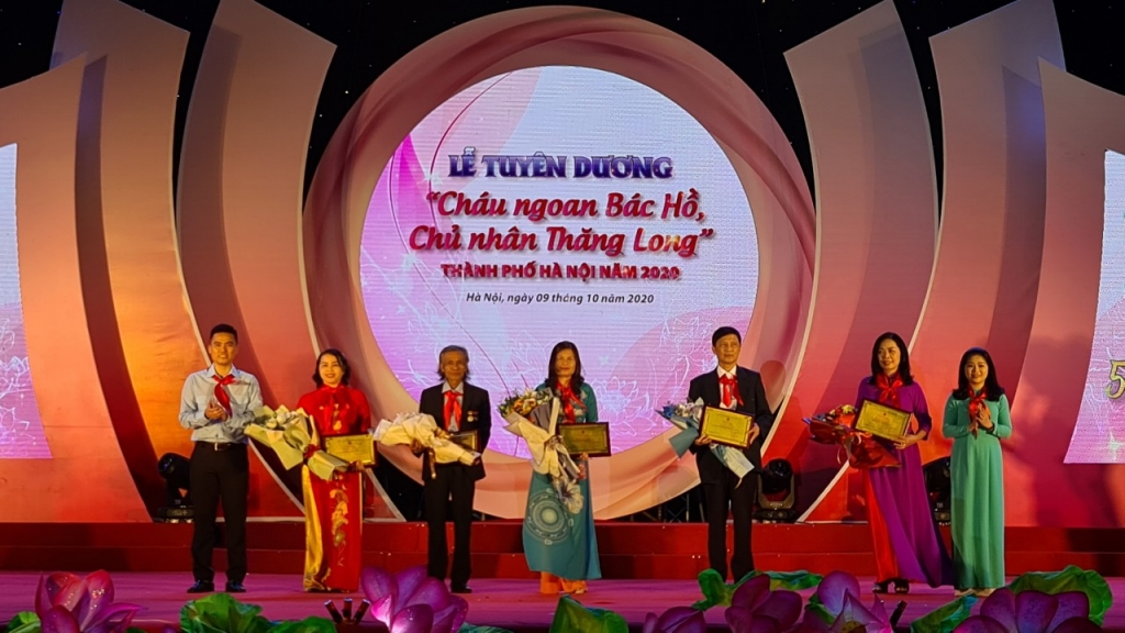 Lãnh đạo Thành đoàn Hà Nội trao giải thưởng Cống hiến cho giáo viên, tổng phụ trách Đội