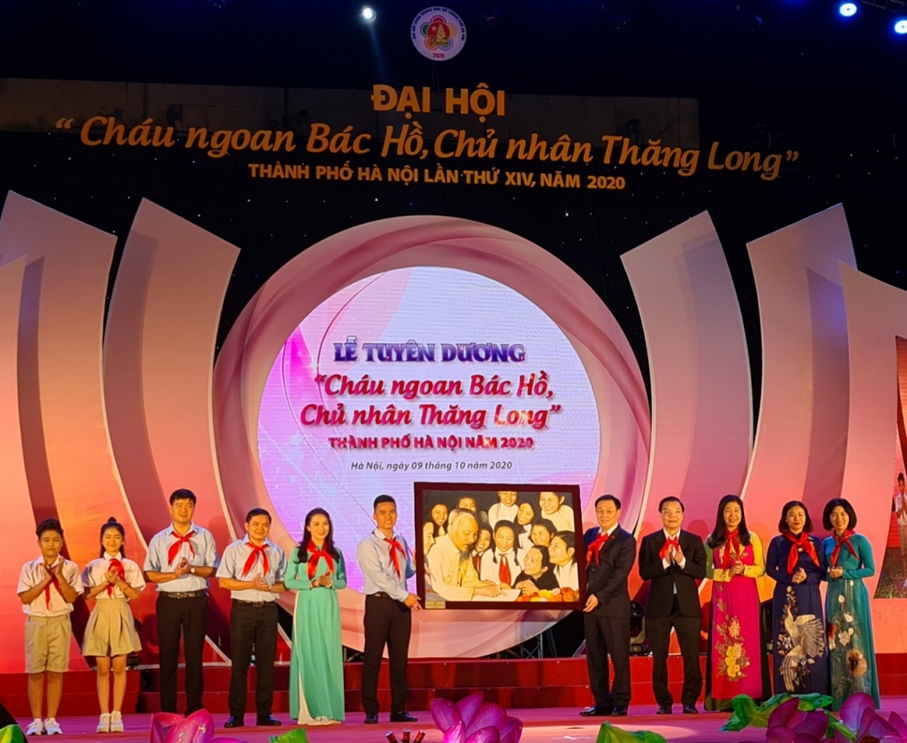 Bí thư Thành ủy Hà Nội trao tặng bức tranh Bác Hồ với thiếu nhi cho thiếu nhi Thủ đô