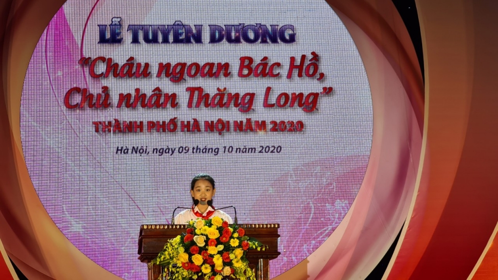 Nguyễn Hà Anh, học sinh trường Tiểu học Nam Thành Công  đọc quyết tâm tư tại chương trình