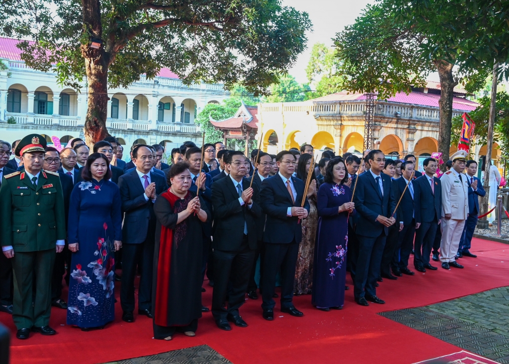 Đoàn đại biểu TP Hà Nội dâng hương tại Hoàng Thành Thăng Long