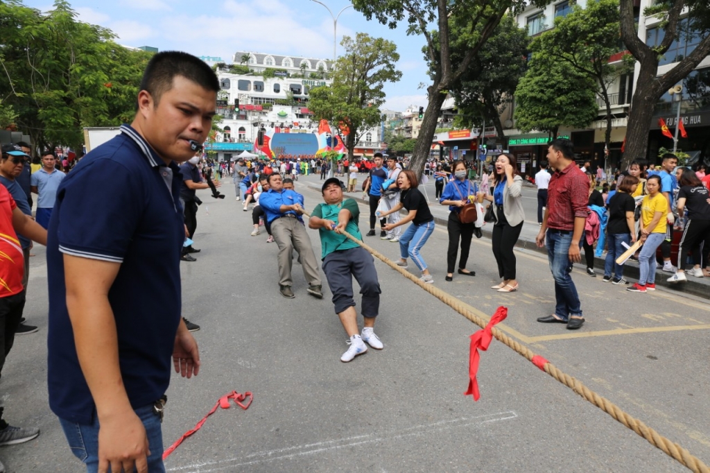 Bạn trẻ tham gia thi kéo co